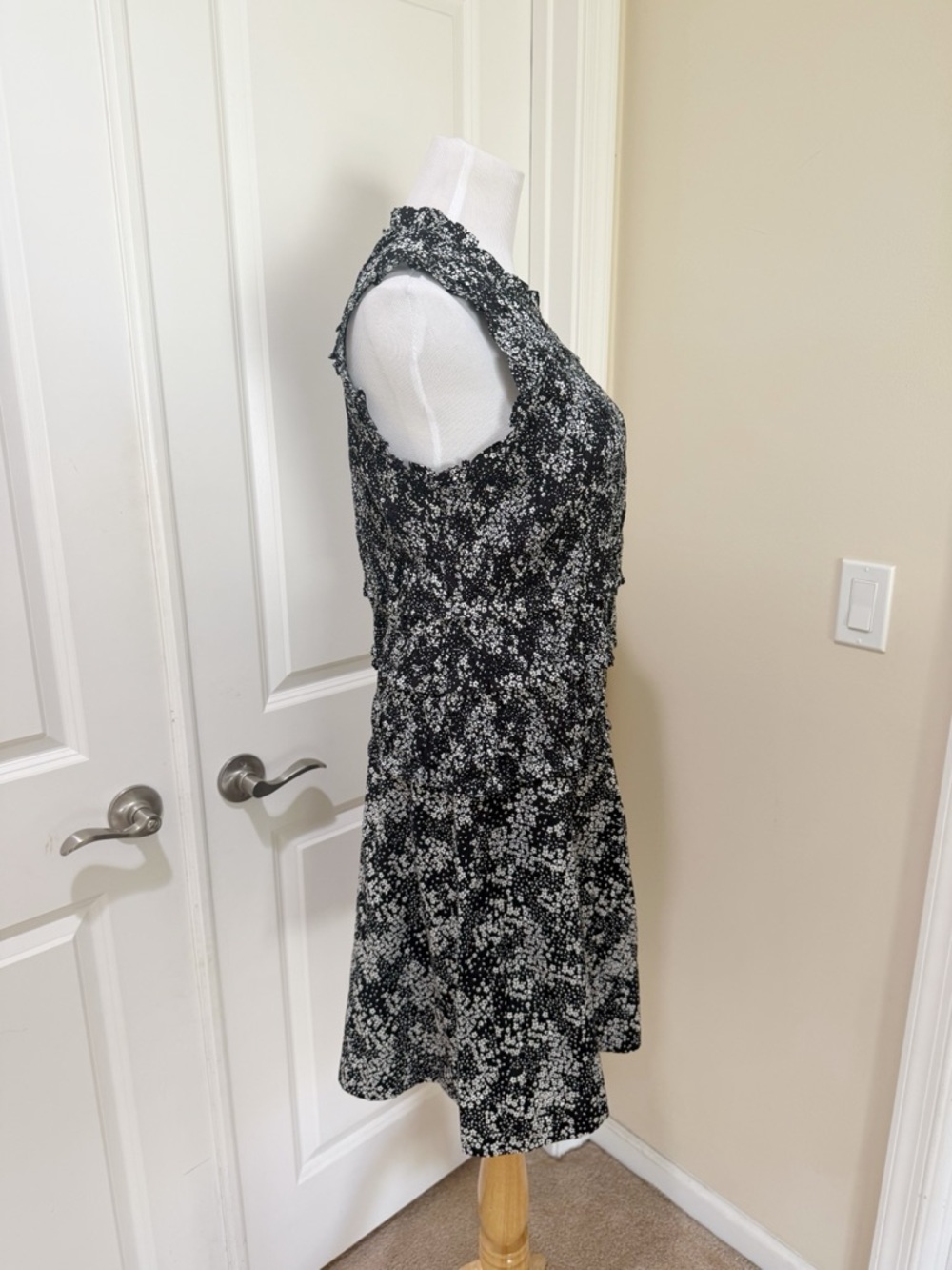 Madewell Smocked Crewneck Harper Floral Black White Mini Dress Floral Size 12 - Picture 4 of 9